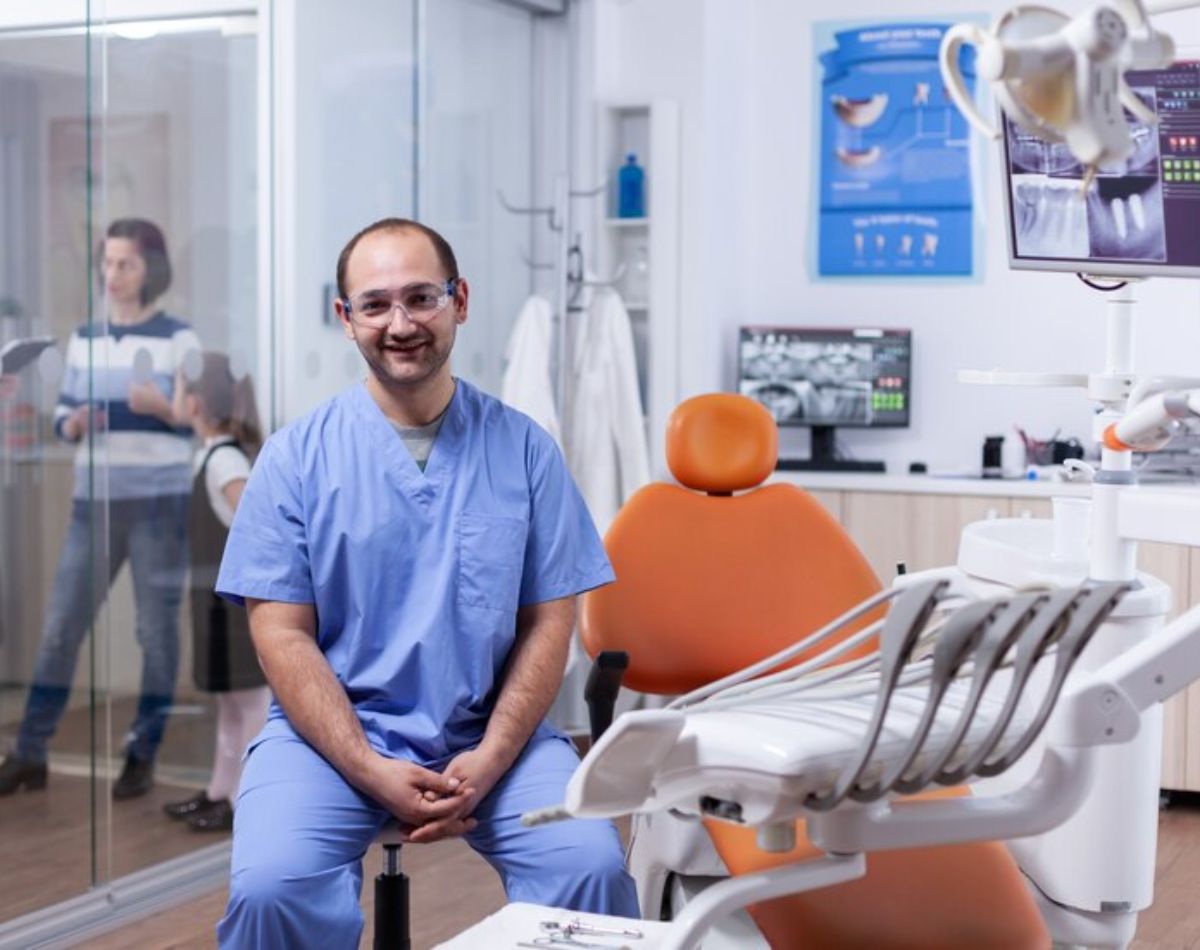 No dia do dentista, profissionais se vestem de preto em protesto pacífico por valorização