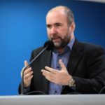 Representando o FORSSA, presidente do Sioms usa tribuna da Câmara